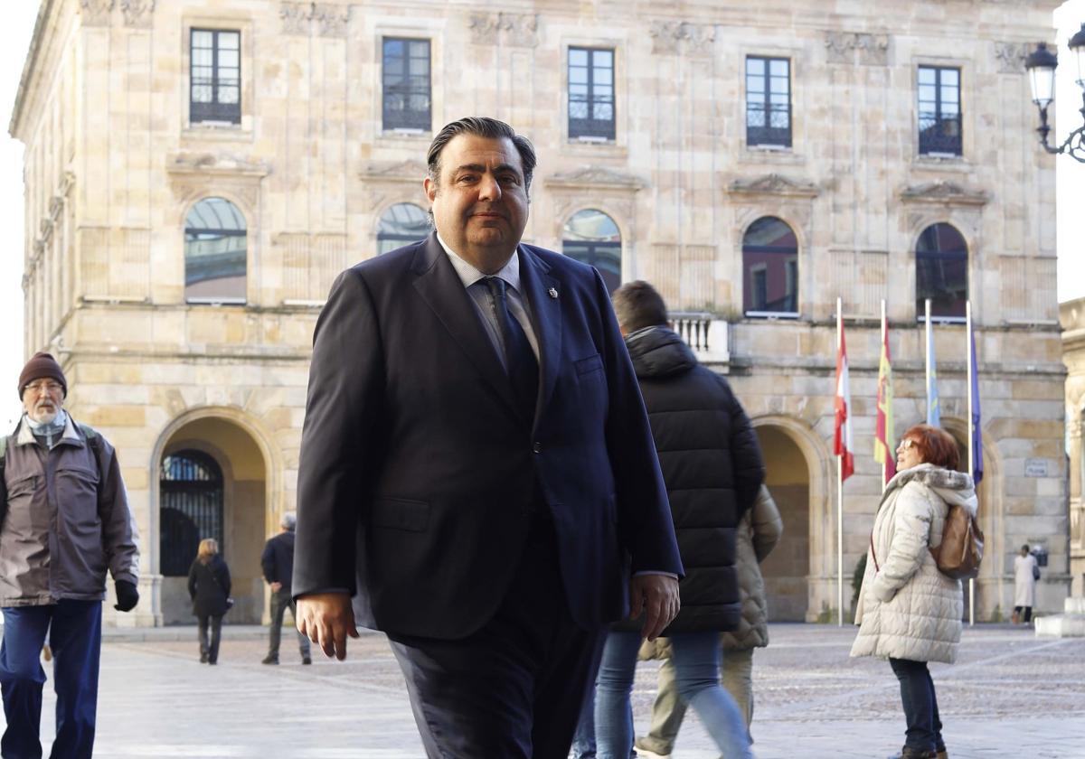 El concejal Pelayo Barcia, en la plaza Mayor con la Casa Consistorial al fondo.