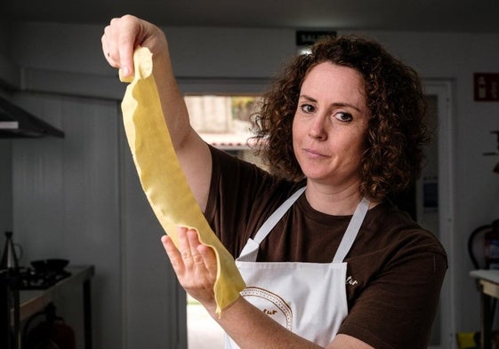 María Monge elabora pasta sin gluten en su obrador artesano ubicado en la aldea de Pandu, en Belmonte de Miranda.