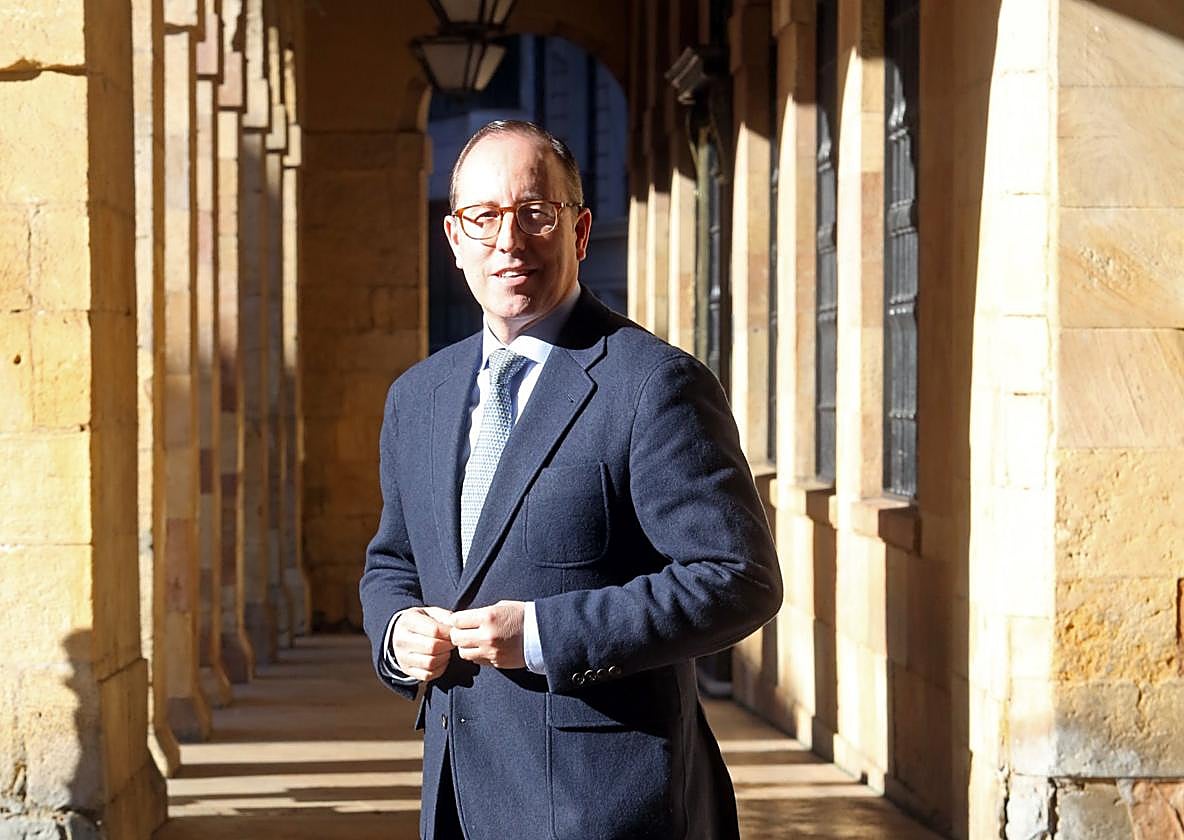 Mario Arias Navia, en los arcos de la plaza del Ayuntamiento.