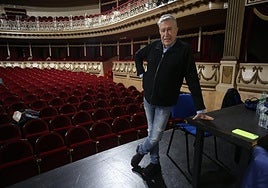 Emilio Sagi sobre el escenario del Teatro Campoamor, donde dirige la escena de 'Las bodas de Fígaro'.