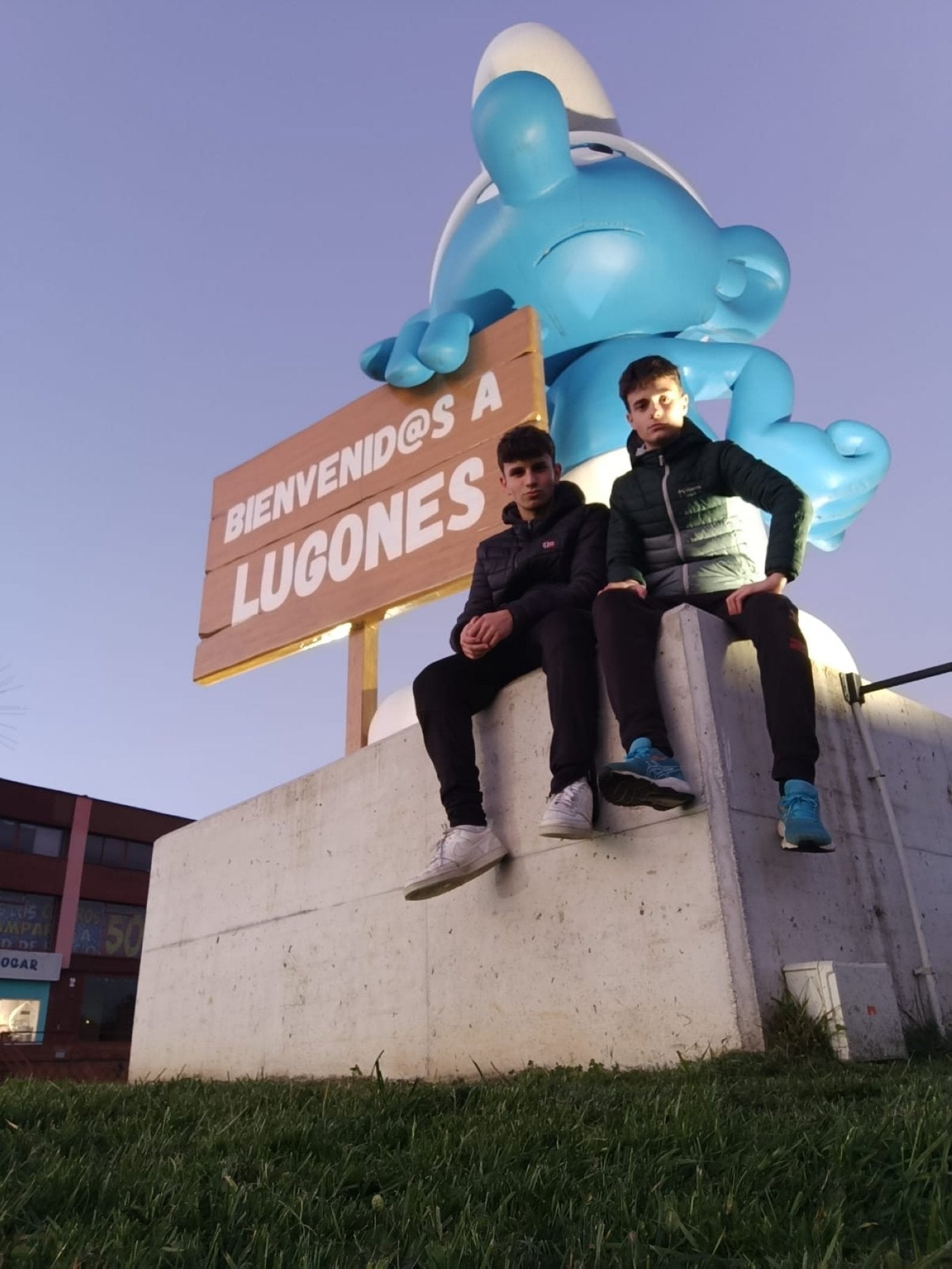 Aitor Bravo y Rodrigo Gómez, junto al pitufo Gruñón en Lugones.