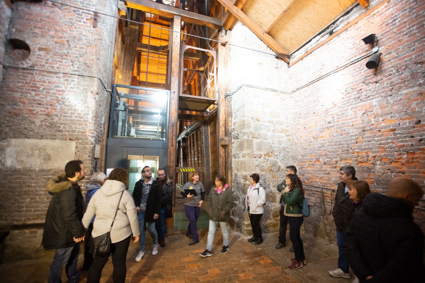 Visitantes inician el recorrido por las galerías de la mina de Arnao.