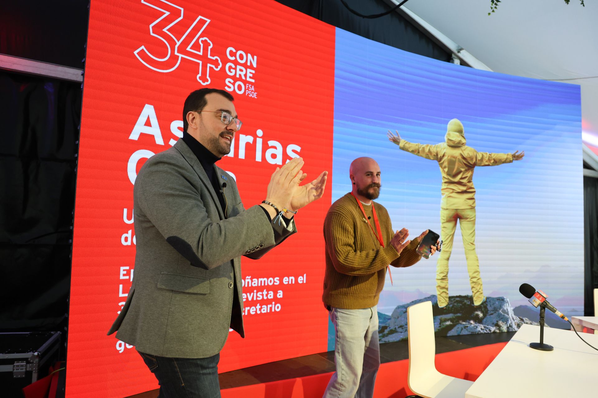 El Niemeyer de Avilés, abarrotado por el congreso socialista