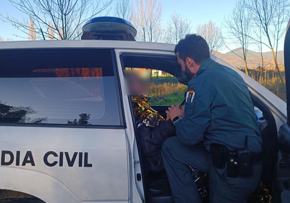 Uno de los agentes de la Guardia Civil que auxilió al hombre.
