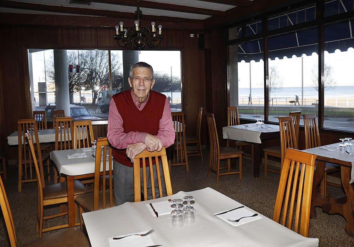 t Vistas panorámicas. Fulgencio Meneses Martín posa en el salón comedor, con las vistas panorámicas detrás. «Todos querían las mesas de los ventanales», recuerda. Fotos: José Simal