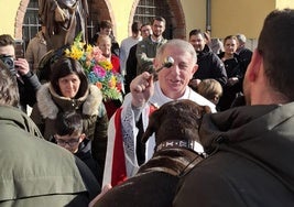 El párroco de la Iglesia San Félix de Lugones bendice a los animales.