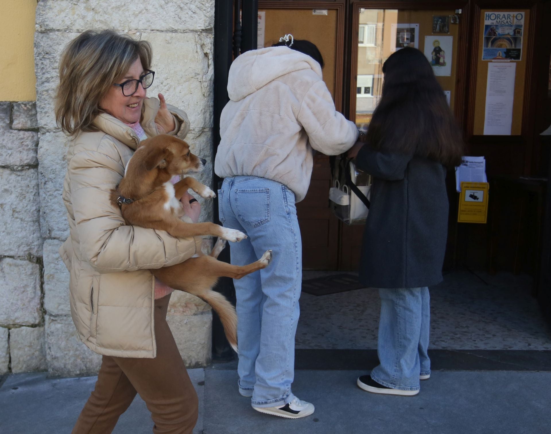 San Antón en Lugones: perros, gatos, conejos, hámsteres y periquitos reciben su bendición