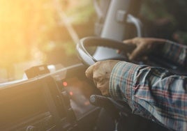 Un conductor al volante de un tractor.