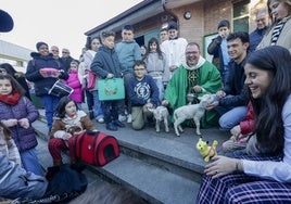 t En la parroquia. El párroco David Cuenca bendijo incluso corderos y perros de juguete.