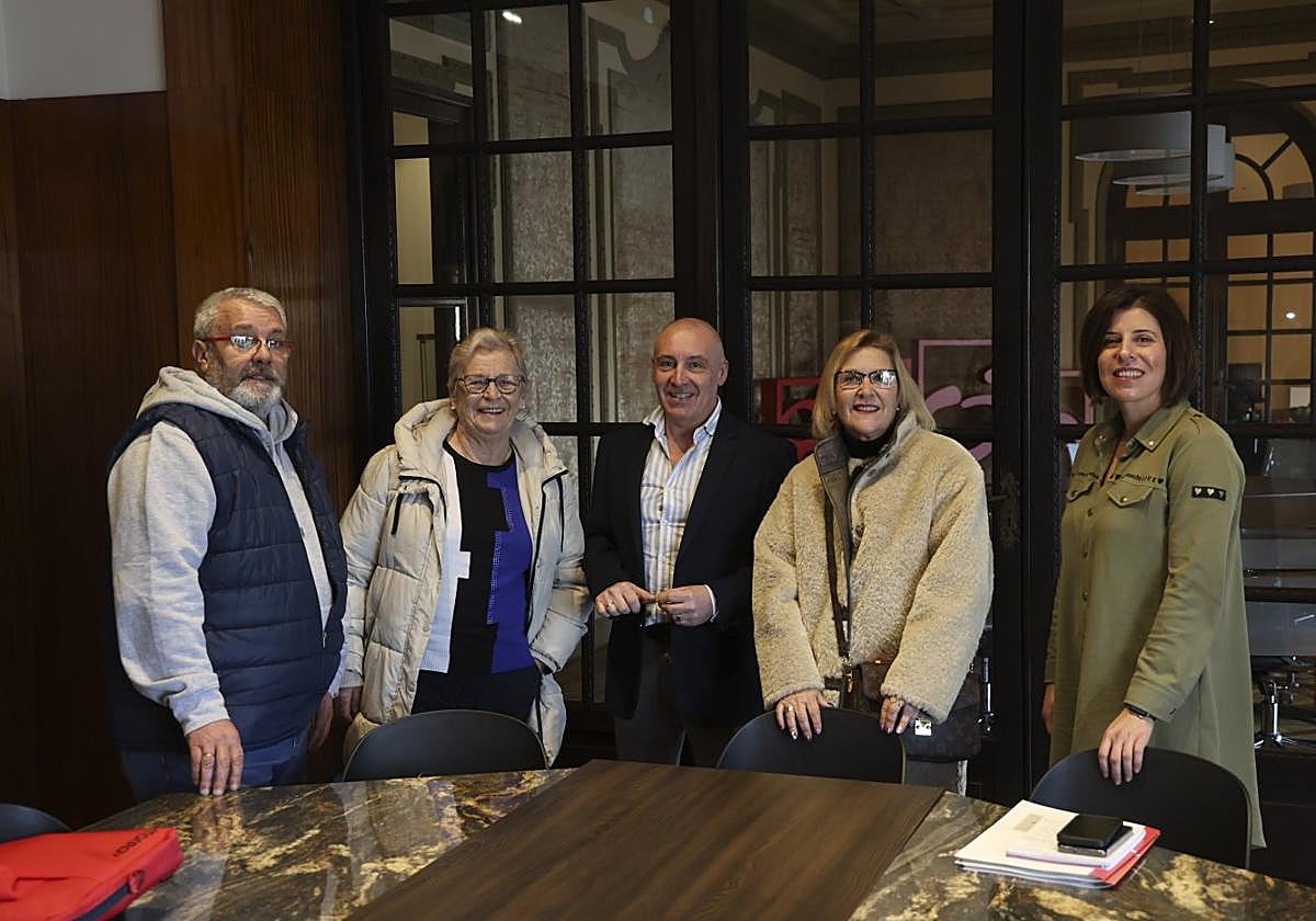 El concejal de Atención y Participación Ciudadana, Abel Junquera, con representantes vecinales de Portuarios y de Pescadores.