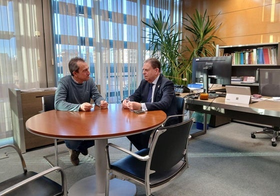 El consejero Ovidio Zapico y el alcalde Alfredo Canteli, durante la reunión.