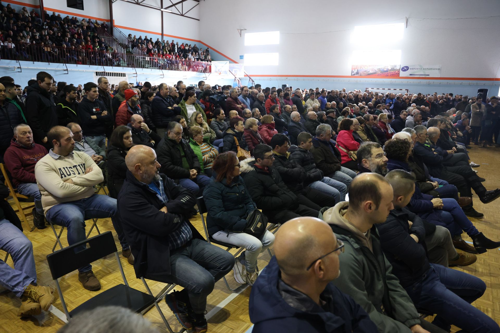 Tensión, enfado e indignación en el encuentro entre ganaderos y el Principado