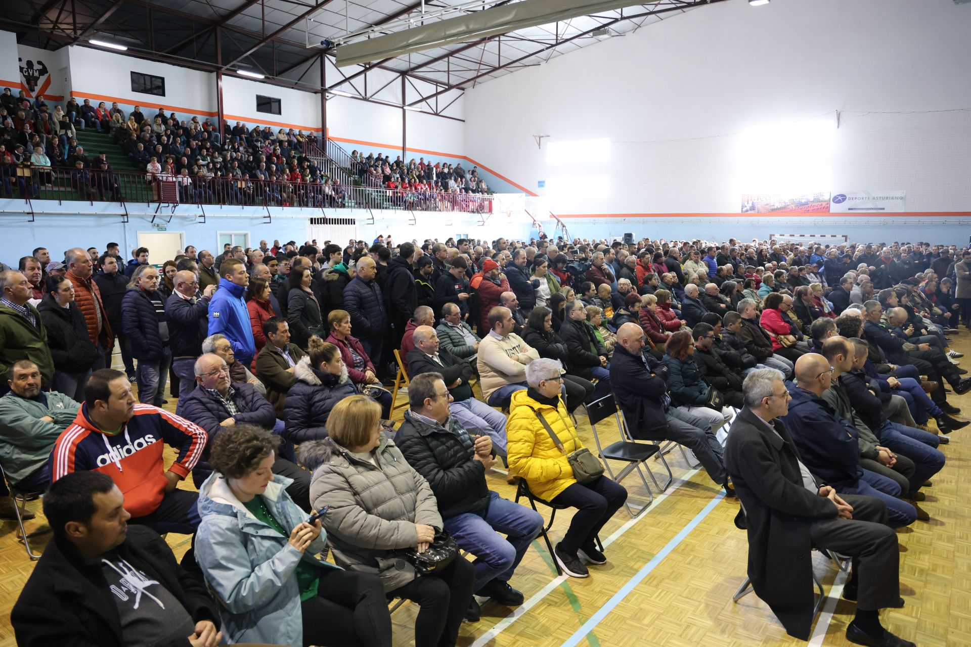 Tensión, enfado e indignación en el encuentro entre ganaderos y el Principado