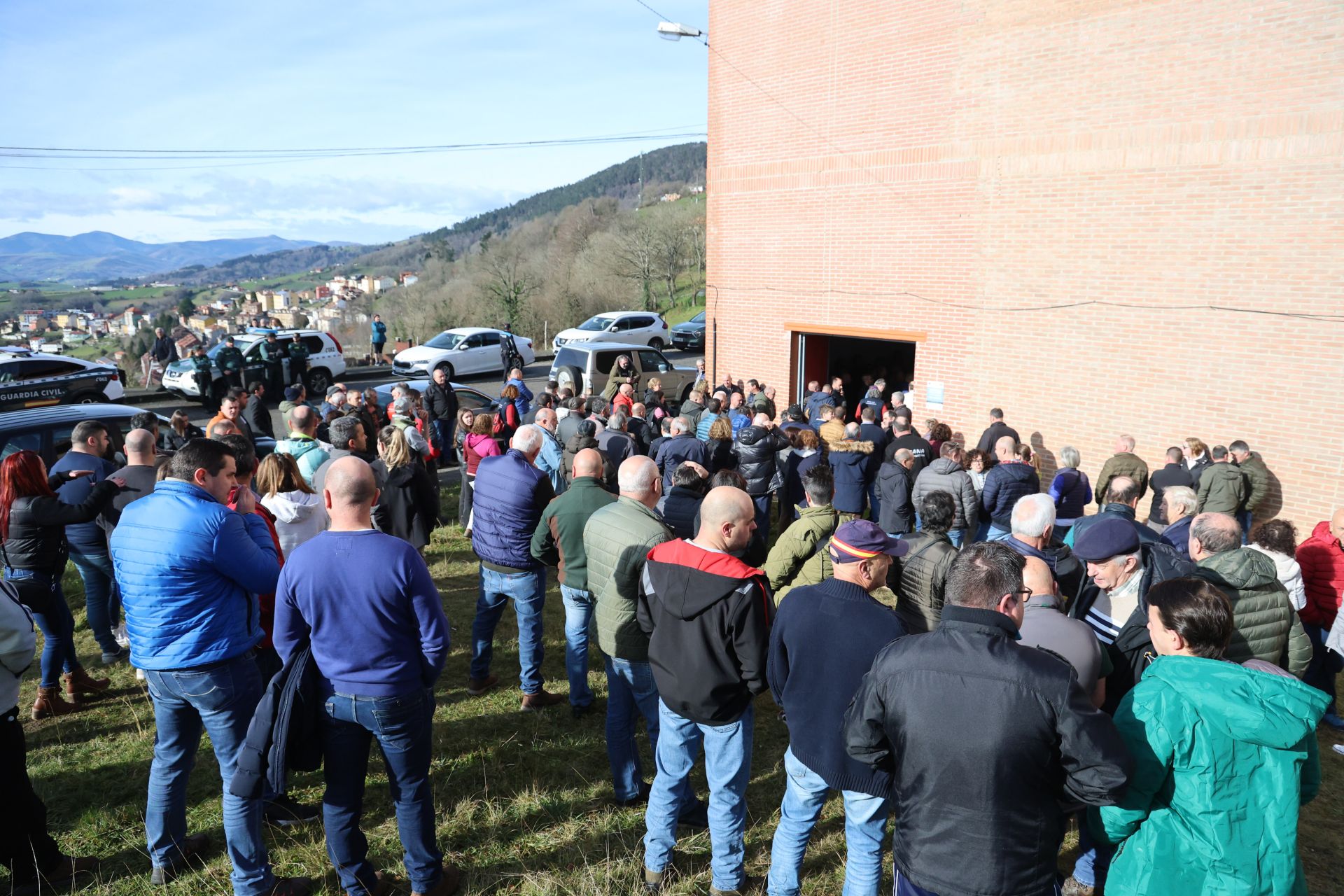 Tensión, enfado e indignación en el encuentro entre ganaderos y el Principado
