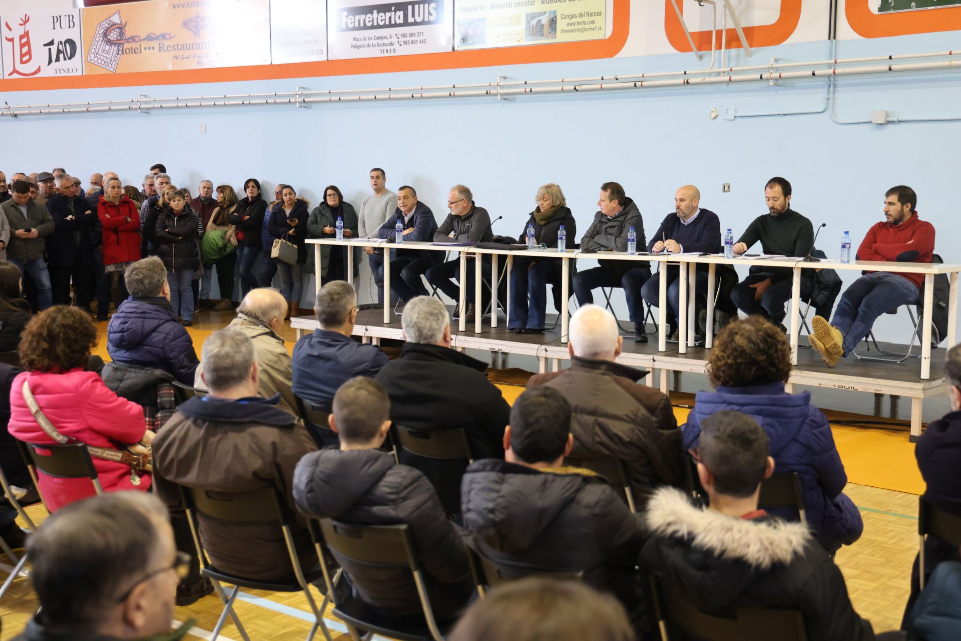 Tensión, enfado e indignación en el encuentro entre ganaderos y el Principado