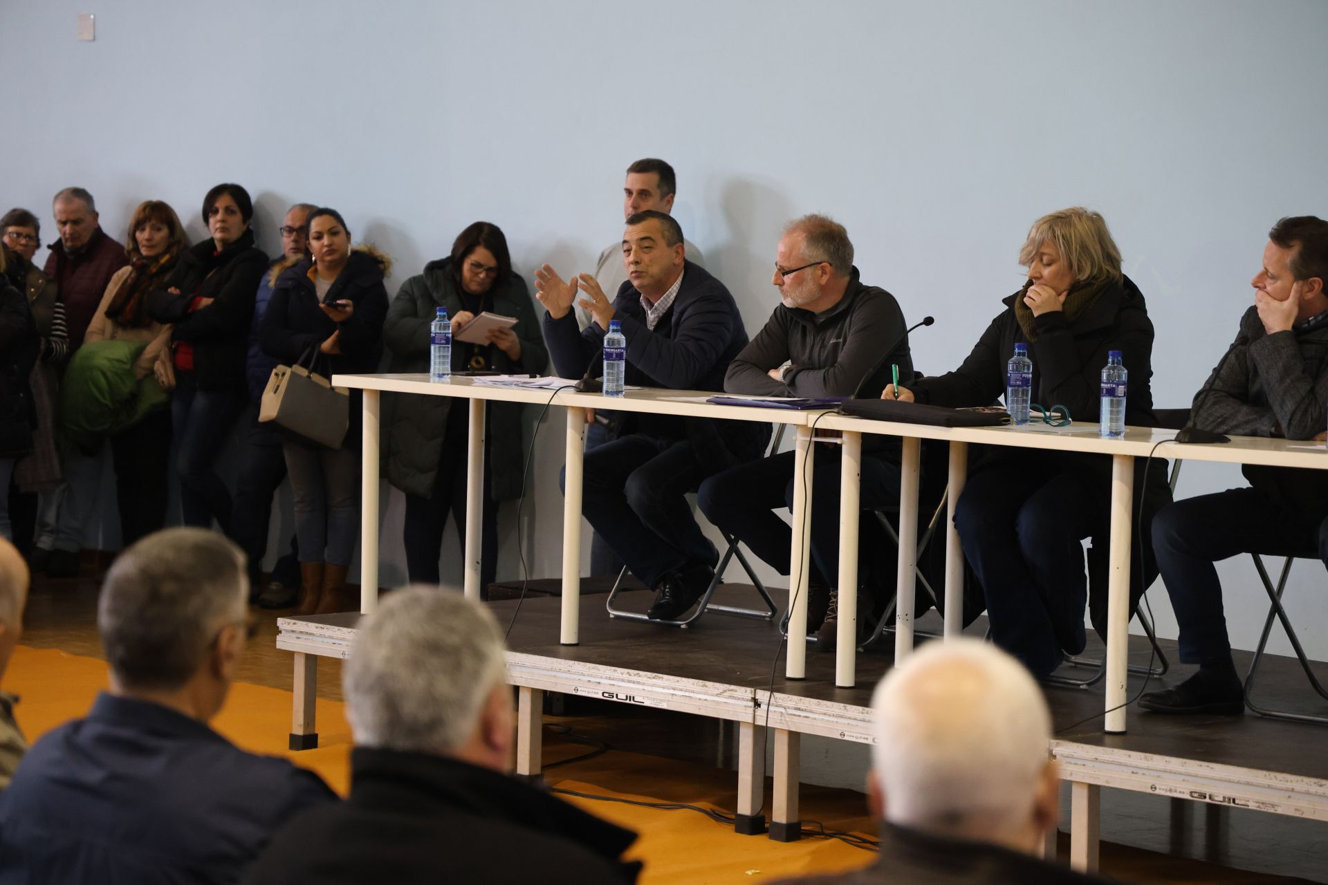 Tensión, enfado e indignación en el encuentro entre ganaderos y el Principado