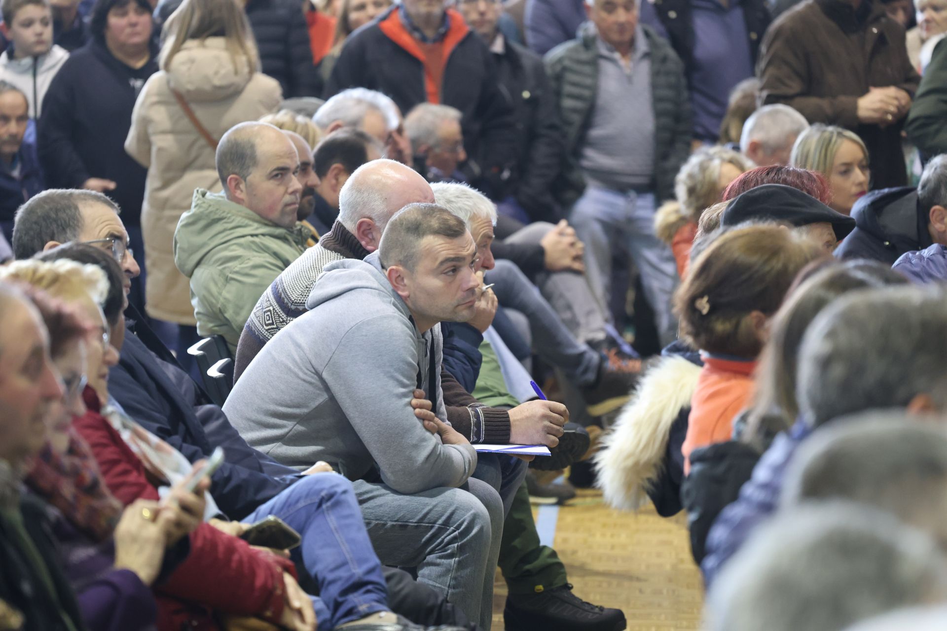 Tensión, enfado e indignación en el encuentro entre ganaderos y el Principado
