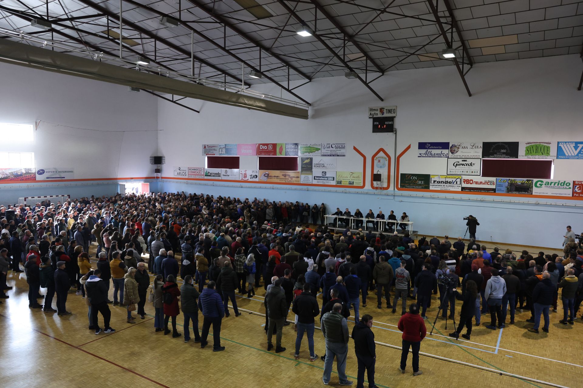 Tensión, enfado e indignación en el encuentro entre ganaderos y el Principado