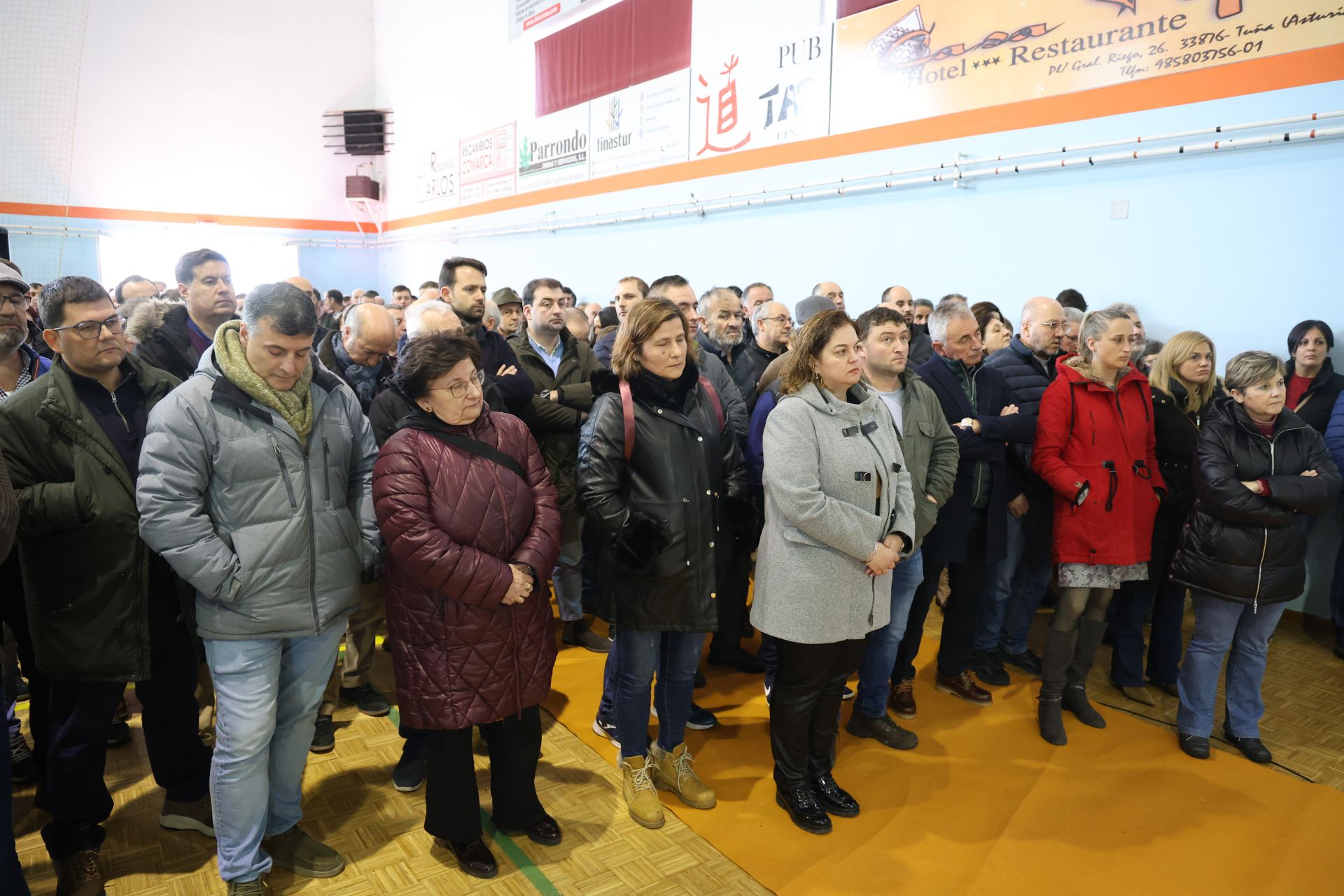 Tensión, enfado e indignación en el encuentro entre ganaderos y el Principado