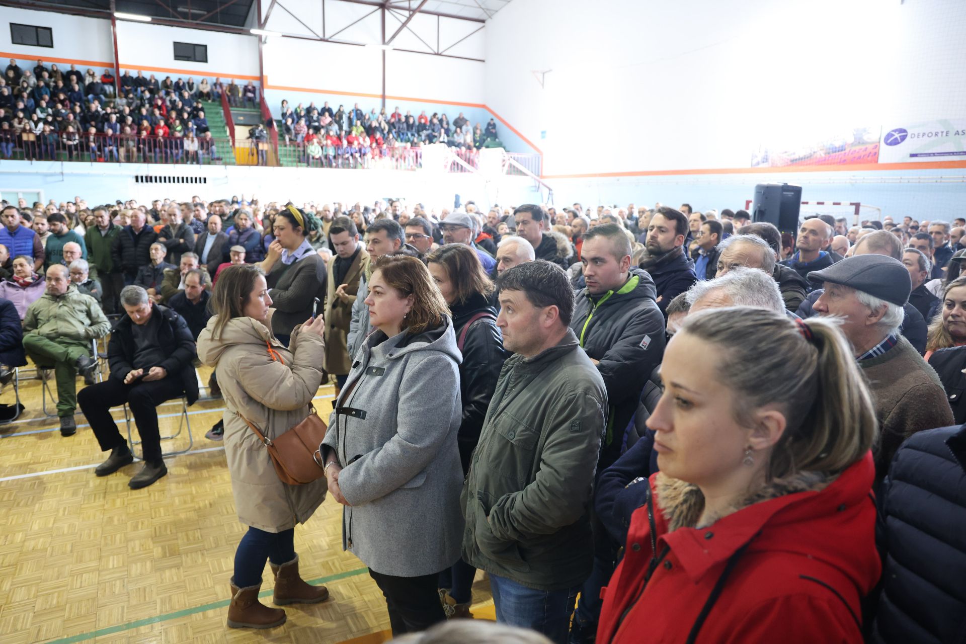Tensión, enfado e indignación en el encuentro entre ganaderos y el Principado