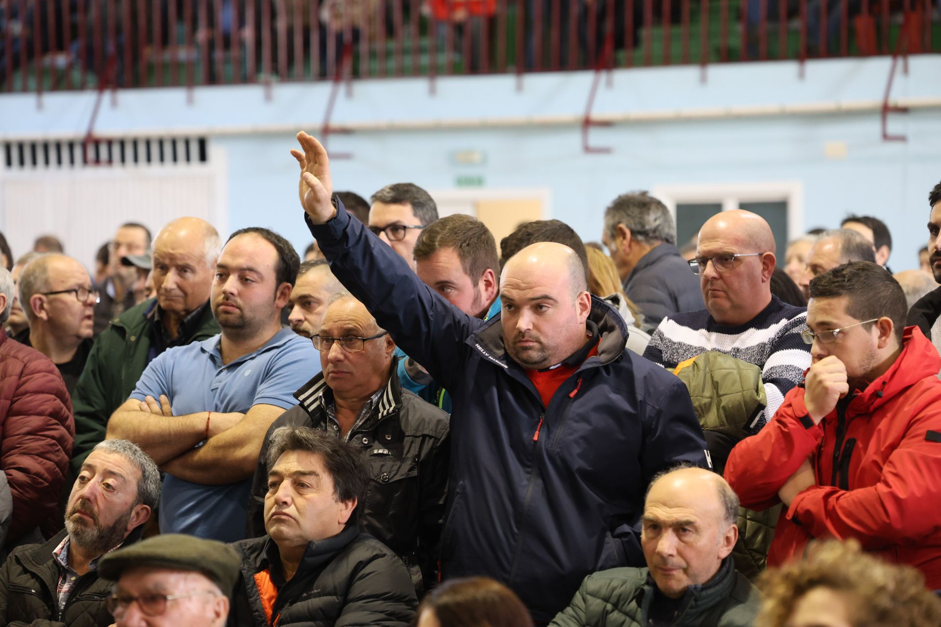 Tensión, enfado e indignación en el encuentro entre ganaderos y el Principado