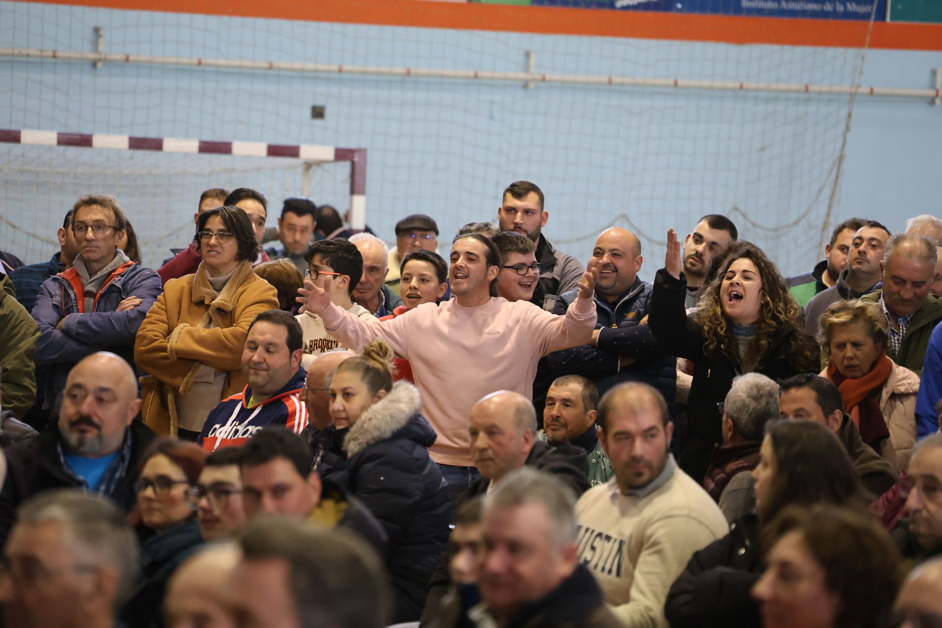 Tensión, enfado e indignación en el encuentro entre ganaderos y el Principado