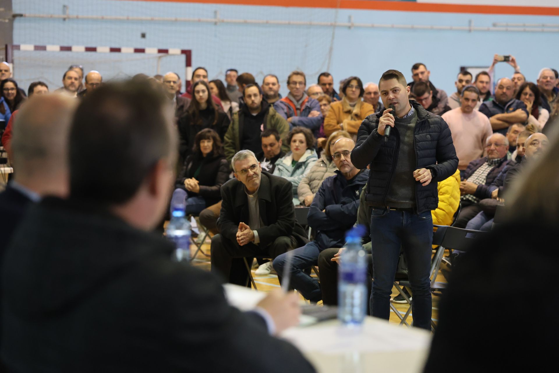 Tensión, enfado e indignación en el encuentro entre ganaderos y el Principado