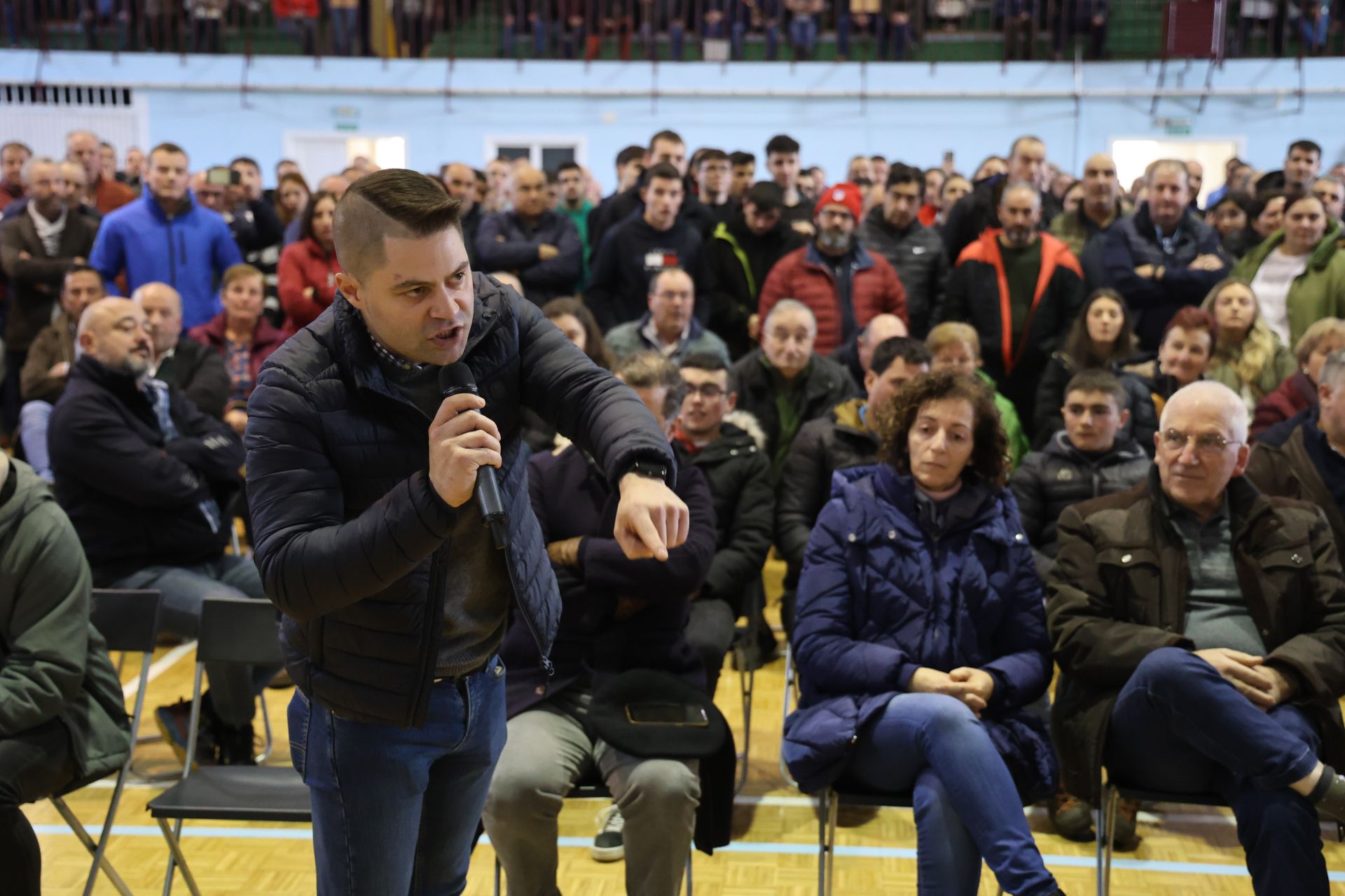 Tensión, enfado e indignación en el encuentro entre ganaderos y el Principado