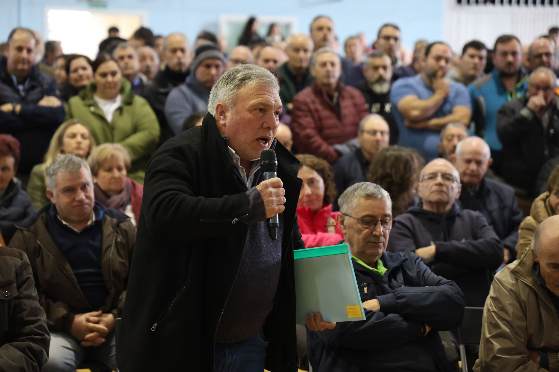 Tensión, enfado e indignación en el encuentro entre ganaderos y el Principado