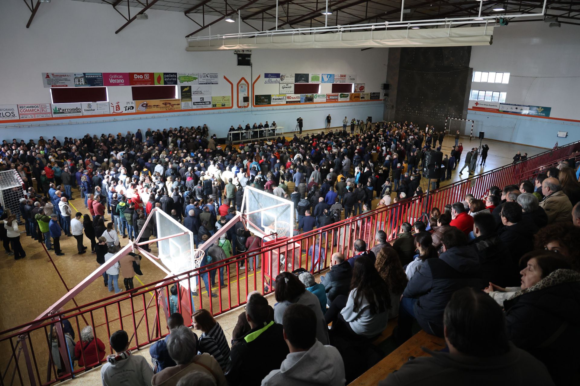 Tensión, enfado e indignación en el encuentro entre ganaderos y el Principado