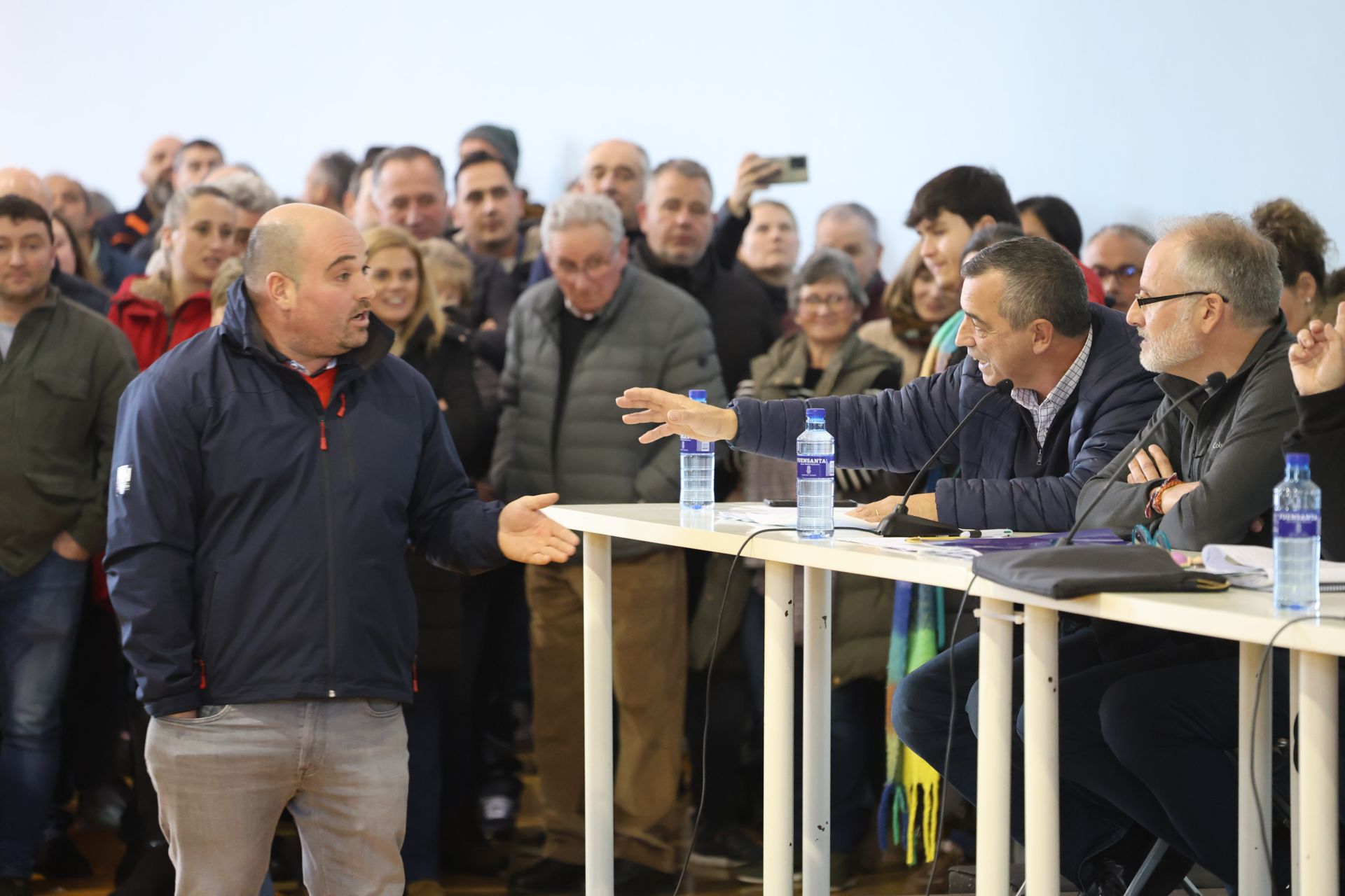 Tensión, enfado e indignación en el encuentro entre ganaderos y el Principado