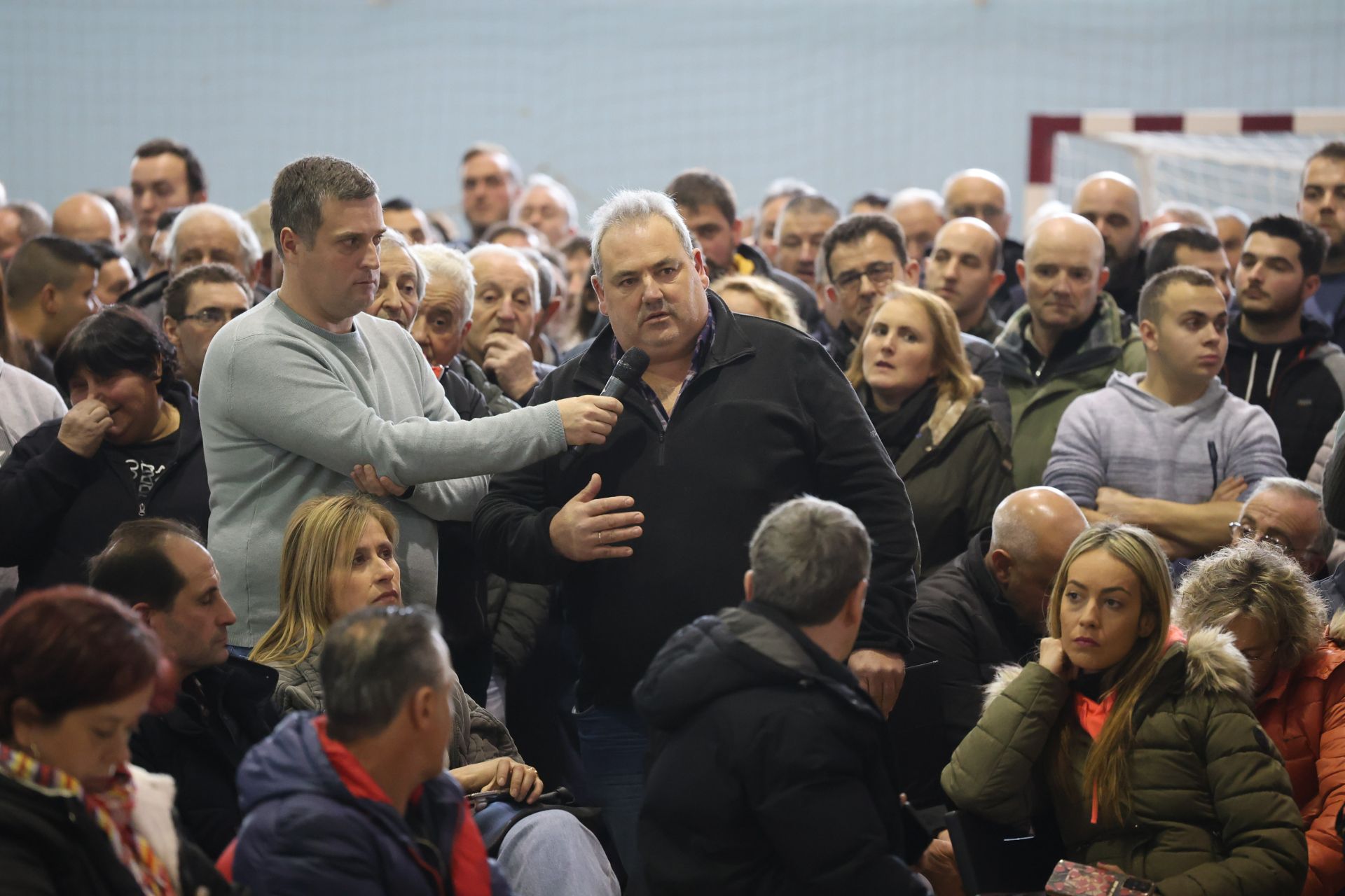 Tensión, enfado e indignación en el encuentro entre ganaderos y el Principado