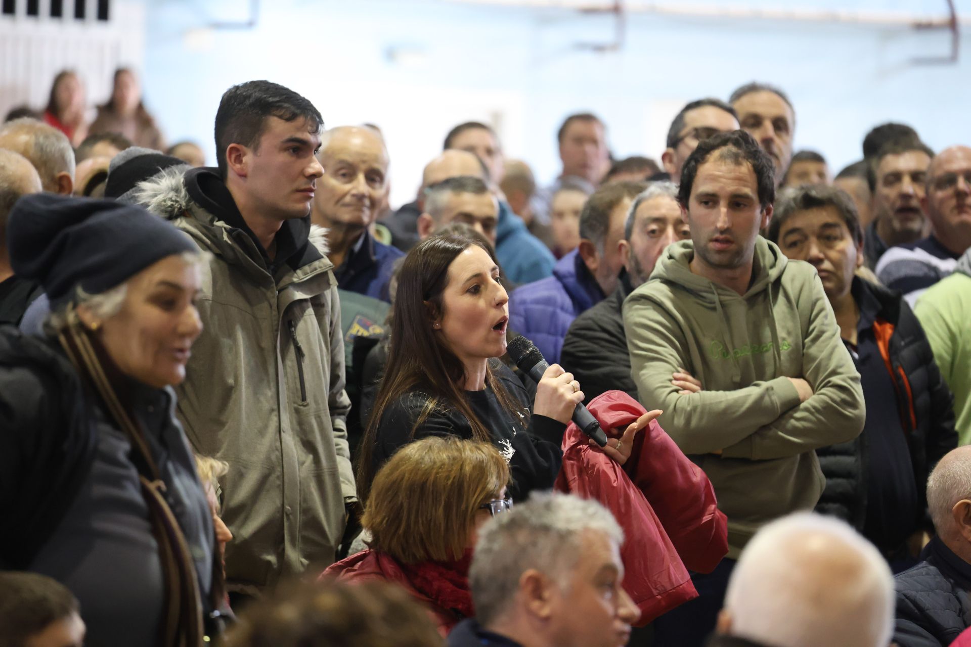 Tensión, enfado e indignación en el encuentro entre ganaderos y el Principado