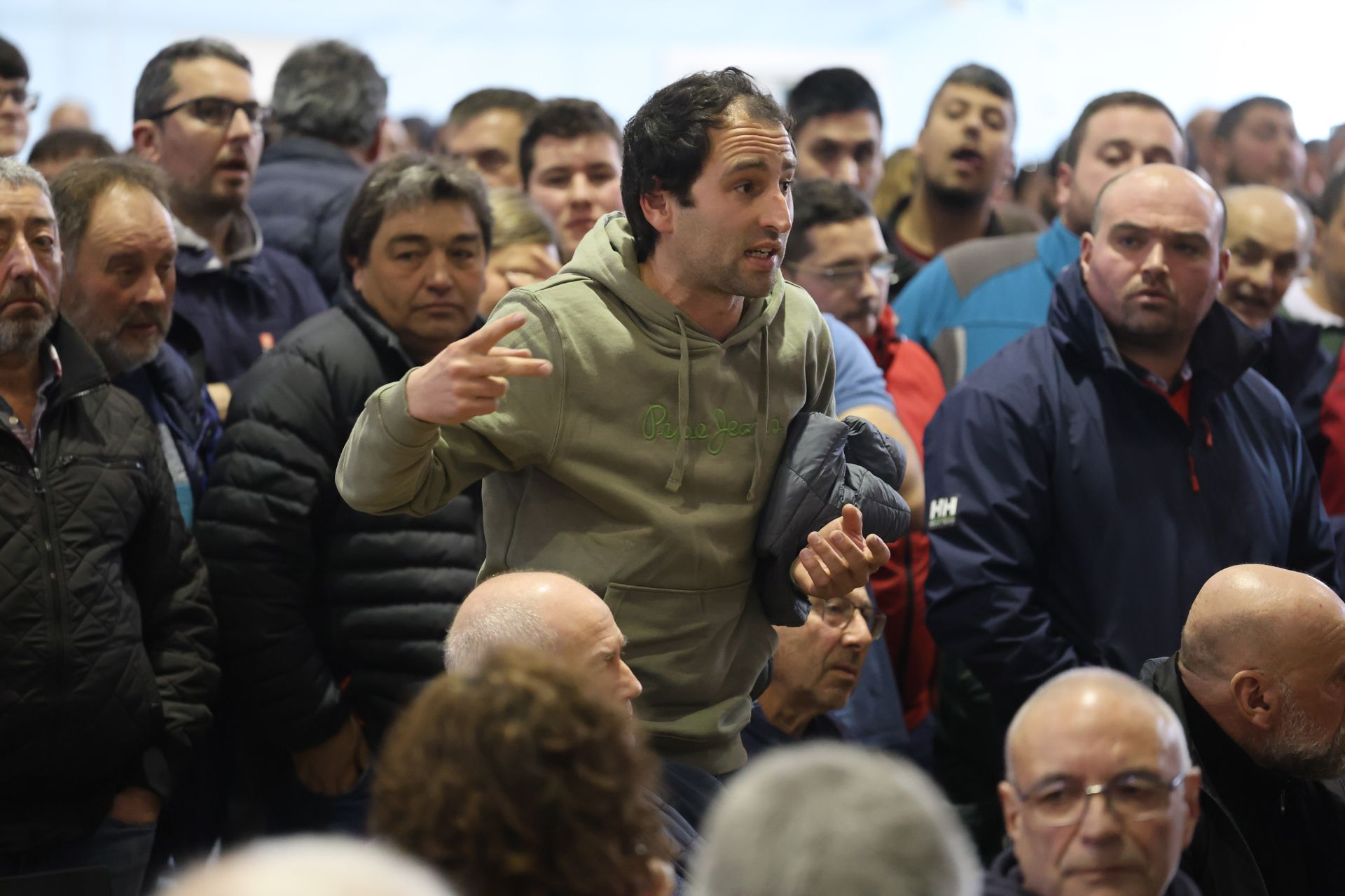 Tensión, enfado e indignación en el encuentro entre ganaderos y el Principado