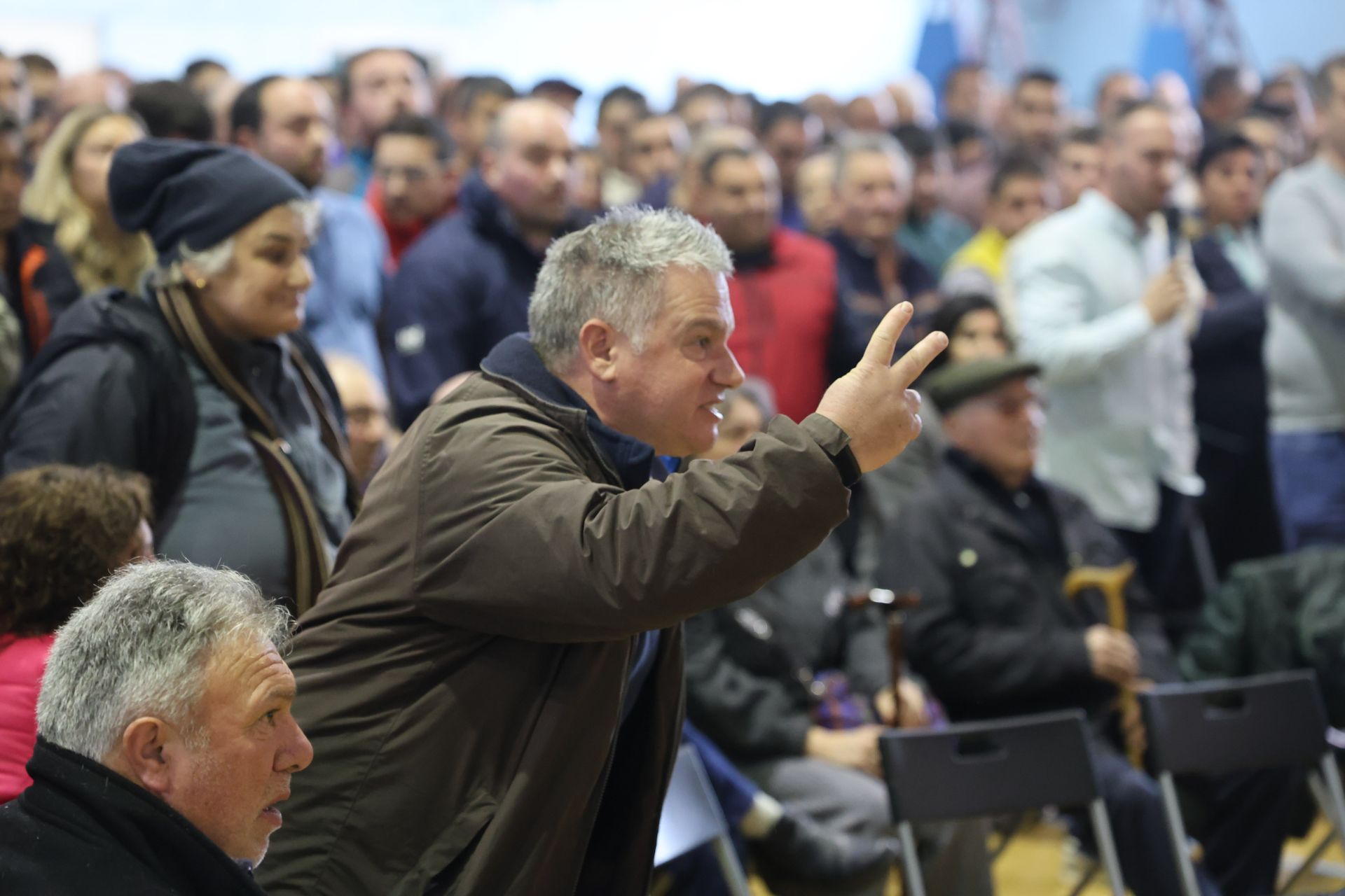 Tensión, enfado e indignación en el encuentro entre ganaderos y el Principado