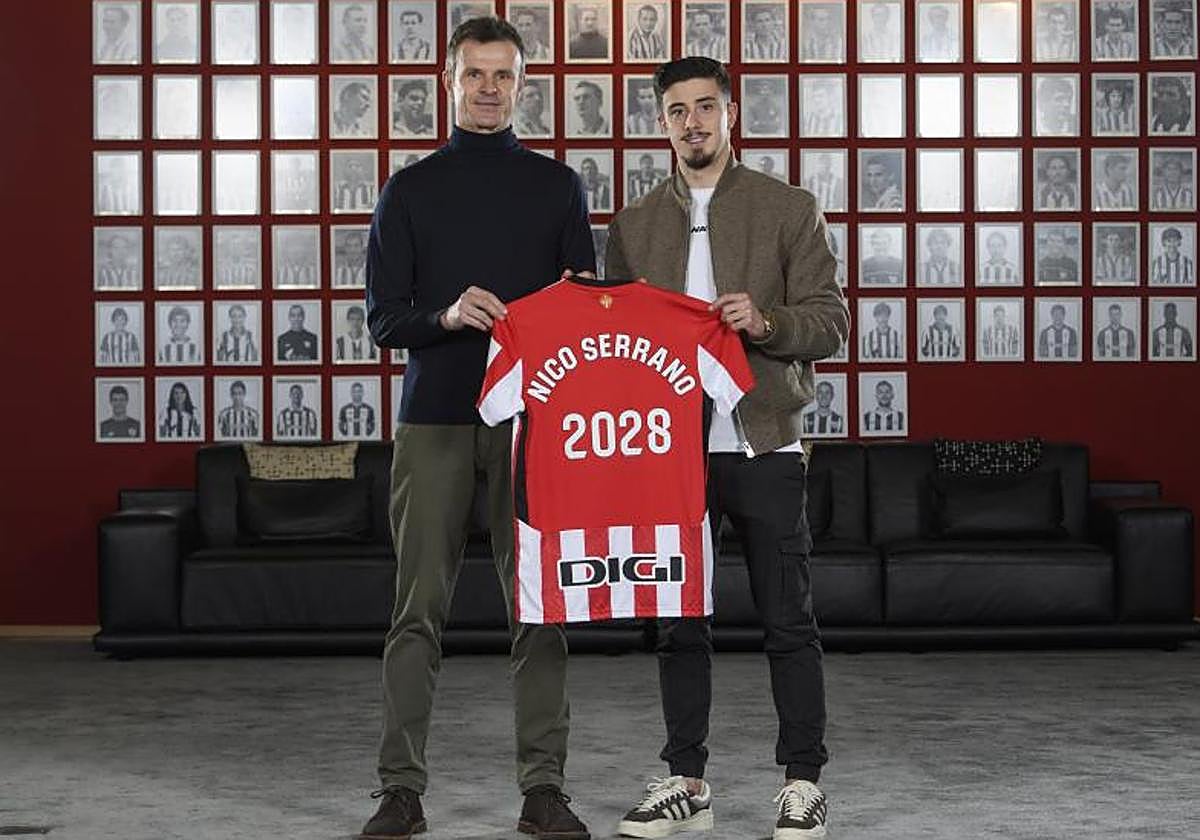 El presidente del club vizcaíno, Jon Uriarte, y el futbolista Nico Serrano con la camiseta.