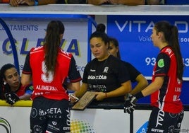 Natasha Lee da instrucciones desde la banda durante un partido del Telecable.