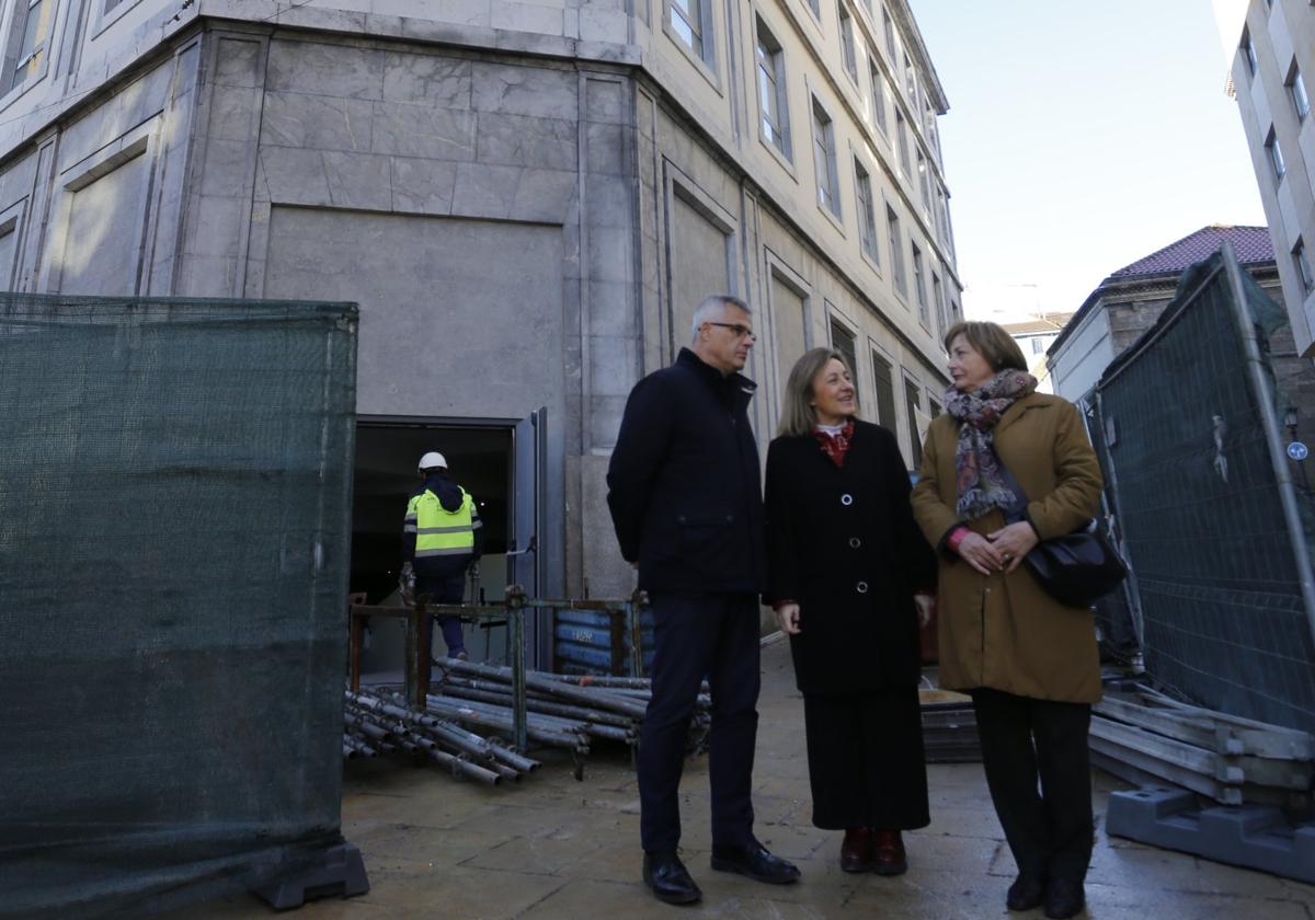El secretario de Estado de Vivienda, la consejera de Educación y la alcaldesa frente a la futura sede del Conservatorio.