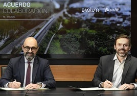 Pedro Marco de la Peña, presidente de Adif, e Ignacio Casajús, de Exolum, durante la firma del acuerdo.