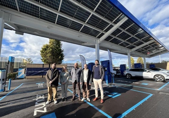 Daniel Pérez, María Belarmina Díaz, Fernando García, Ángel García y Roberto Vaquero, en la nueva instalación.