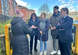 Responsables del PP de Siero, con vecinos en la pasarela de El Carbayu.