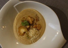 Plato de crema de boletus, castañas y lengua de vaca elaborado por Viviana Fleischer, cocinera del restaurante El Cencerro.