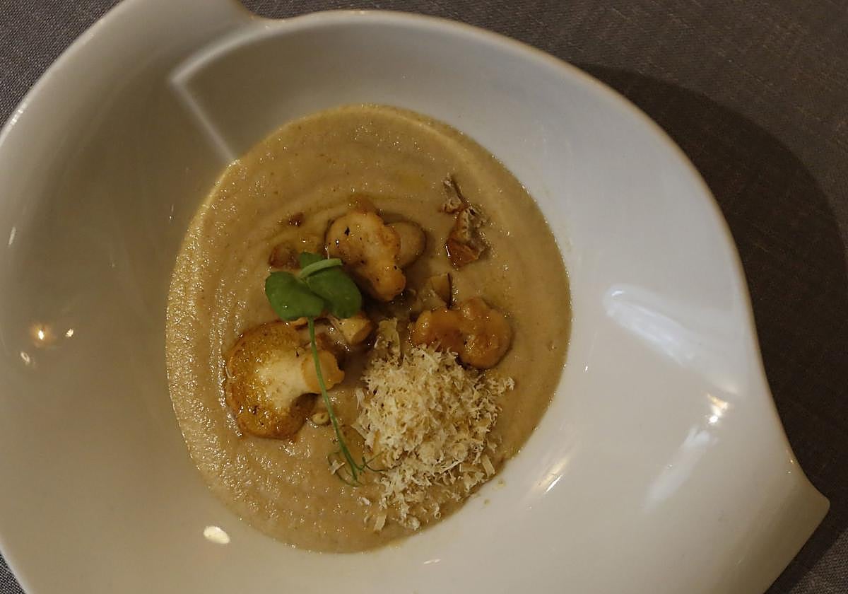 Plato de crema de boletus, castañas y lengua de vaca elaborado por Viviana Fleischer, cocinera del restaurante El Cencerro.