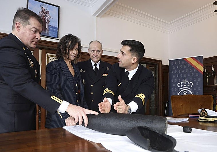 La concejala de Cultura, Juventud y Museos de Gijón, Montserrat López, con el comandante naval de Gijón, Luis Vicente Márquez, y el segundo comandante y el brigada de la Unidad de Buceo de Ferrol, Manuel Ramos y Manuel Rey.