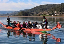 El barco dragón, con sus primeras ocupantes, en la ría de Villaviciosa, este domingo.