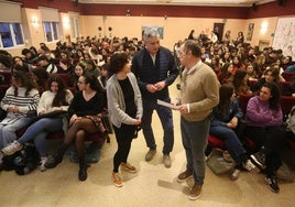 Carmen Rodríguez, Celestino Rodríguez y José Antonio Álvarez, con los laumnos.