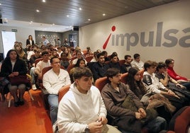 Los alumnos participantes en el proyecto 'Innovation Skills', en su presentación en el salón de actos del edificio Gijón Impulsa.