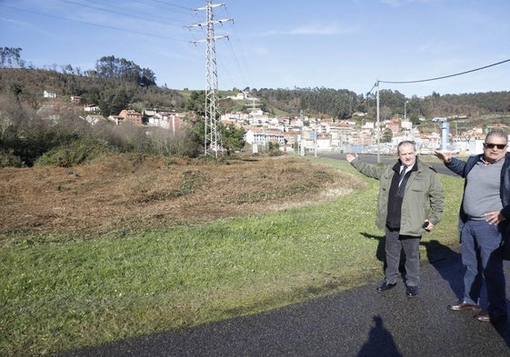 Isaac Pola y Celestino Novo en el área de La Tronca, en San Esteban, junto a la parcela en la que se construirá el polígono industrial.