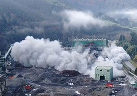 Así fue la última demolición en la térmica de Soto de la Barca