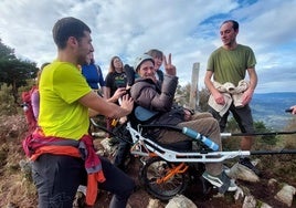 Los estudiantes también afrontaron el reto de subir a Jesús Nicolás Martín, vicepresidente de DIFAC, sobre la silla 'joelette'.